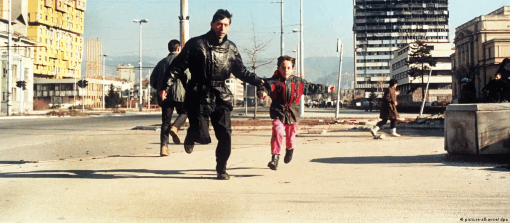 18 دسمبر 1994 کو بوسنیا ہرزیگوینا کے سرائیوو میں ایک آدمی اور ایک بچہ سنائپر فائر سے بچنے کے لیے بھاگ رہے ہیں۔ یورپیوں پر الزام ہے کہ وہ تفریح کے لیے شہریوں کو مارنے کے لیے سفر کرتے ہیں جسے "سنائپر ٹورازم" کا نام دیا گیا ہے۔